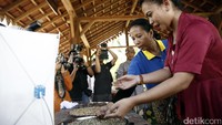Menteri BUMN Rini Sumarno memilah bijih kopi luwak yang ada di lokasi. Saat dilokasi itu juga, ia mencicipi secangkir kopi luwak tersebut.