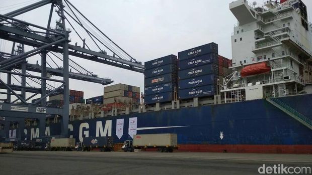 Kapal Raksasa di Tanjung Priok
