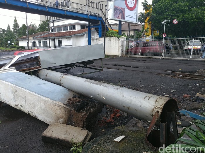Reklame Roboh Tutupi Dua Lajur Rel Kereta Api di Bandung