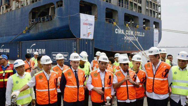 Pengecekan Kapal Raksasa di Tanjung Priok