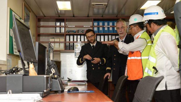 Pengecekan Kapal Raksasa di Tanjung Priok