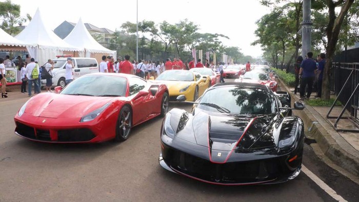 Komunitas Supercar Pecahkan Rekor Mobil Terpanjang