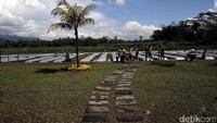 Sambil bersantai ia menikmati makanan dan minuman kesehatan khas asli Jawa Tengah seperti jamu dari hasil olahan tangan masyarakat desa setempat.