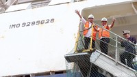 Menhub Budi Karya saat menyambut kapal raksasa asal Perancis CMA CGM Otello yang bersandar di Pelabuhan petikemas Jakarta International Container Terminal (JICT), Jakarta, Minggu (23/04/2017).