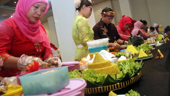 Kaum Ibu dari berbagai daerah mengikuti lomba menghias tumpeng dari hasil olahan laut, di Jakarta. Acara tersebut digelar dalam rangka Ultah ke 239 Museum Nasional. 


Sebanyak 100 peserta yang berasal dari kaum ibu mengikuti lomba menghias tumpeng yang diadakan Yayasan Belantara Budaya Indonesia bekerjasama dengan Museum Nasional, Sabtu (22/4).