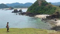 Walau tidak sepopuler Tanjung Aan dan Pantai Kuta, Pantai Seger juga tak kalah indah dan ikut masuk dalam Vlog Presiden Jokowi. Dari Pantai Kuta, lokasi pantai ini ada di sisi kanan sebelum Tanjung Aan (Pradikta Kusuma/dtraveler)