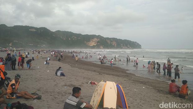 Long Weekend Pantai Parangtritis Diserbu Belasan Ribu Wisatawan