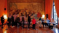 Pemilih antri dalam Pilpres Prancis di kantor konsulat jenderal Prancis di Manhattan, New York, (22/4) waktu setempat. (REUTERS/Andrew Kelly)