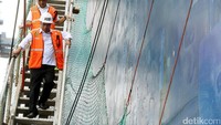 Menhub Budi Karya menyambut baik kehadiran kapal peti kemas berbadan besar asal Perancis CMA CGM Otello.
