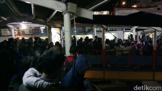 Kepadatan di Pelabuhan Merak.