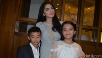 Tak sendirian, Angel pun ditemani kedua buah hatinya. (Foto: Desi Puspasari/detikHOT)