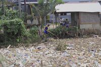 Warga Sapan Bandung Keluhkan Tumpukan Sampah di Sungai Cikeruh