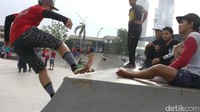 Salah satu fasilitas RPTRA Kalijodo yang terkenal adalah ramp khusus untuk para penggemar skateboard atau sepeda BMX. (Foto: Firdaus Anwar/detikHealth)