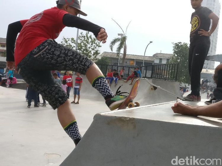 Serunya Olahraga Pagi di RPTRA Kalijodo