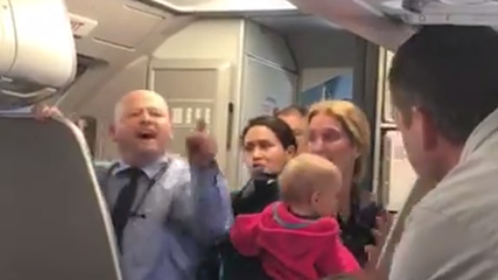 Insiden Pramugara Kasari Ibu dan Bayi, American Airlines Minta Maaf