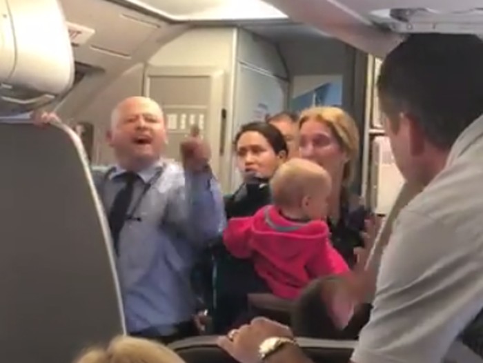 Heboh di Medsos, Pramugara American Airlines Kasari Ibu dan Bayinya