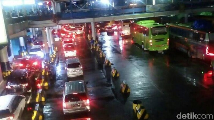 Libur Panjang, Pelabuhan Merak Dipadati Penumpang