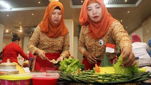Serunya Meracik Tumpeng dari Olahan Laut