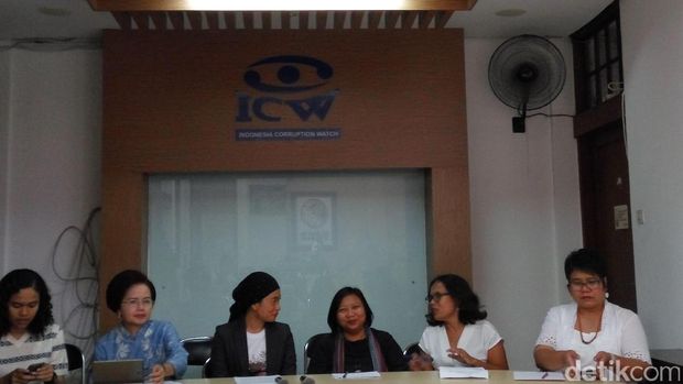 Koalisi Perempuan Antikorupsi di Kantor ICW mendesak polisi mengungkap teror ke Novel Baswedan