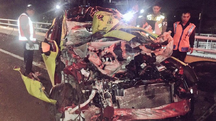 2 Sedan Remuk dalam Tabrakan di Slipi, Pengemudi Dilarikan ke RS