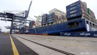 Kapal CMA-CGM Otello sedang melakukan pembongkaran sebesar 844 TEUs dan memuat 1.967 TEUs. Dengan begitu total bongkar muat dari kapal tersebut mencapai 2.811 TEUs.  