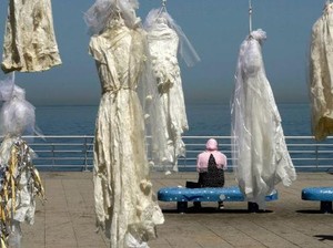 Saat Gaun Pengantin Hantu Bergantungan di Tepi Pantai Beirut