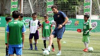 Pelatih FCBEscola, Jordi Fernandéz sedang memberikan arahan dan pelatihan kepada para peserta MILO Football Clinic Day. 