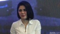 Bintang Gending Sriwijaya itu memadukan kemejanya dengan celana jins belel. (Foto: Desi Puspasari/detikHOT)