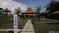 Sebelumnya, Menteri BUMN Rini Sumarno meninjau desa binaan BNI tersebut yang sudah bisa menghasilkan produk Kopi Luwak, Seni Kriya, hingga Membatik. 