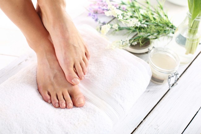 Atasi Kulit Kaki Kering dan Bersisik Memakai 8 Bahan di Dapur Ini (2)