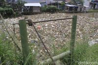 Warga Sapan Bandung Keluhkan Tumpukan Sampah di Sungai Cikeruh