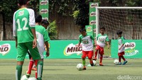 Sebanyak 288 siswa Sekolah Dasar mendapatkan pelatihan teknik dasar sepak bola dari pelatih bersertifikat Asian Football Confederation (AFC) seperti Zaenal Abidin dan Kurniawan Dwi Yulianto serta FCBEscola Jordi Fernandéz dan Martí Vila pada MILO Football Clinic Day di Lapangan Sepak Bola Pertamina-Simprug, Jakarta, Minggu (23/04/2017).