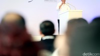 Menhub Budi Karya saat memberi pidato terkait operasional kapal peti kemas berbadan besar asal Perancis CMA CGM Otello. 