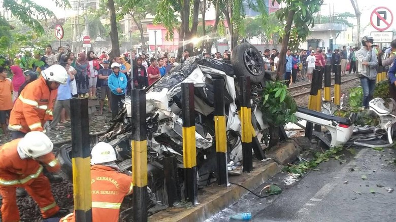 Xenia Tertabrak Kereta Karena Dugaan Mabuk, Polisi Tunggu Visum Xenia Tertabrak Kereta Karena Dugaan Mabuk, Polisi Tunggu Visum