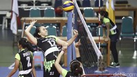 Para pemain tim voli putri Pertamina Energi berlatih keras menghadapi final Proliga 2017.