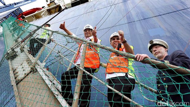 Menhub Cek Kapal Raksasa di Tanjung Priok