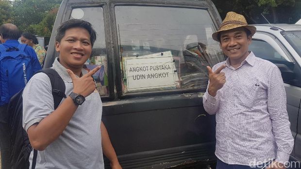 Sujanarko (kanan pakai topi) di depan Angkot Pustaka sambil melakukan salam literasi.