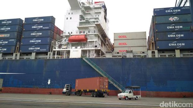 Kapal Raksasa di Tanjung Priok