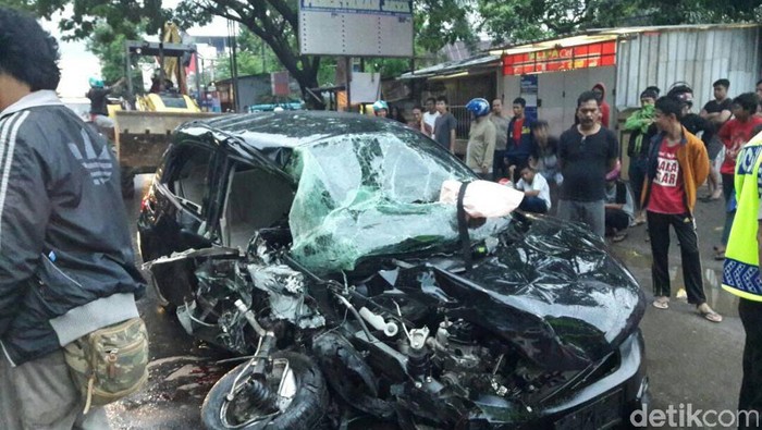 Pengemudi Brio Tabrak Truk Saat Pulang Dugem, 2 Tewas