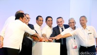 Menhub Budi Karya dan pejabat terkait menekan tombol seremoni.