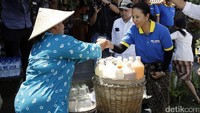 Rini juga sempat meminum minuman khas dan herbal aseli Jawa, yakni Jamu.