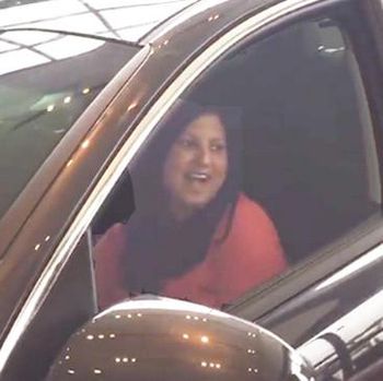 Wanita Ini Bawa Pulang Mobil Baru Setelah Menciumnya Selama 50 Jam