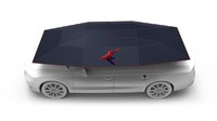 Hanya menaruh payung itu di atas mobil kemudian menekan tombol di remot, payung tersebut akan mengembang dengan sendirinya. Setelah mengembang tali-tali yang ada pada payung tersebut disangkutkan ke pintu, gaggang pintu, dan juga kaca spion. Foto: Motor1