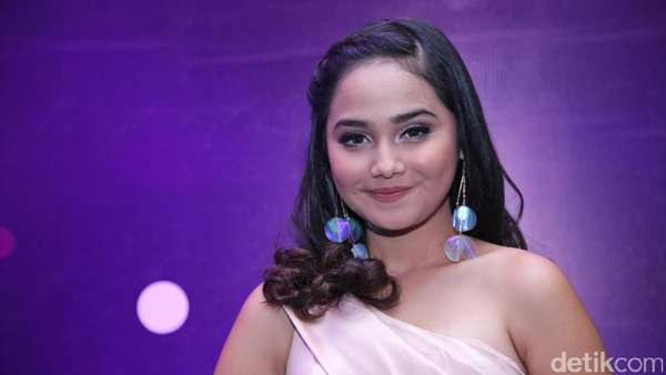 Cantik ala Syifa Hadju Cantik ala Syifa Hadju