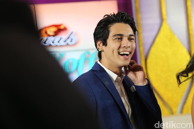 Selain memiliki paras blasteran yang rupawan, aktor berdarah Perancis ini juga ternyata memiliki lesung pipit loh. Kalau lihat Maxime Bouttier lagi senyum gini jadi auto meleleh deh.. Foto: Hanif