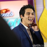 Selain memiliki paras blasteran yang rupawan, aktor berdarah Perancis ini juga ternyata memiliki lesung pipit loh. Kalau lihat Maxime Bouttier lagi senyum gini jadi auto meleleh deh.. Foto: Hanif