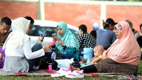 Banyak warga yang menggelar tikar di sekitar taman maupun di bawah pohon.
