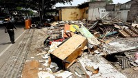 Puing-puing bangunan masih dibiarkan begitu saja di lokasi pembongkaran.