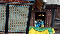 Dua orang pengunjung asyik foto-foto.