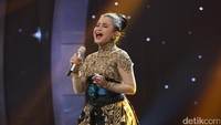 Ia selalu tampil all out di atas panggung. Foto: Hanif